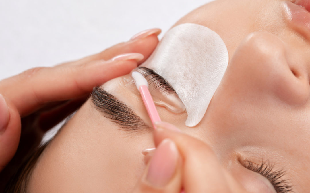 « Des Cils Sublimés : Le Rehaussement et la Teinture pour un Effet Liftant Naturel »