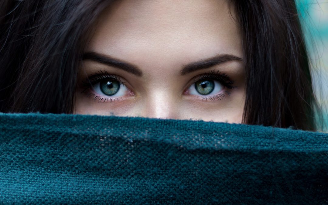 « Regard Intense : Les Techniques de Rehaussement et Teinture qui Subliment Vos Cils et Sourcils »