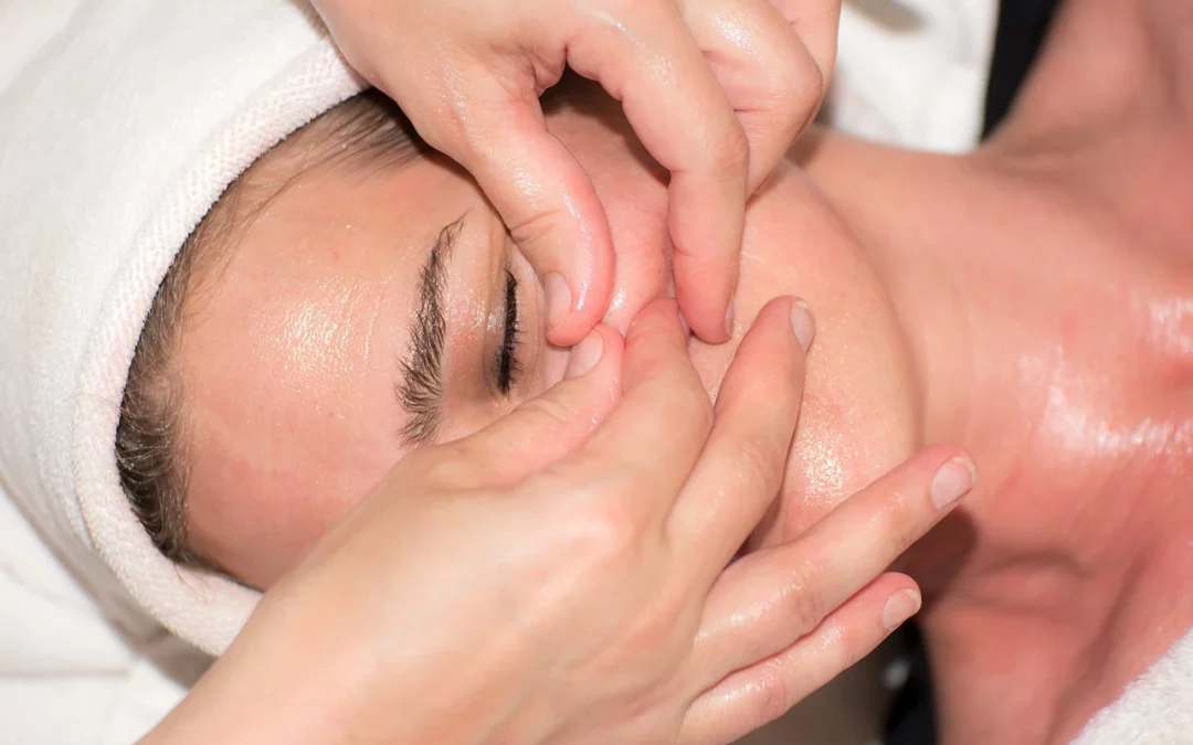 « Découvrez les Bienfaits Revitalisants du Massage du Visage, du Cou et du Décolleté »