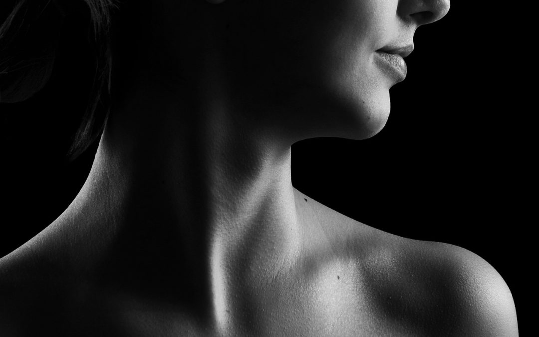 « Obtenez un Lift Naturel avec le Massage du Visage, du Cou et du Décolleté »
