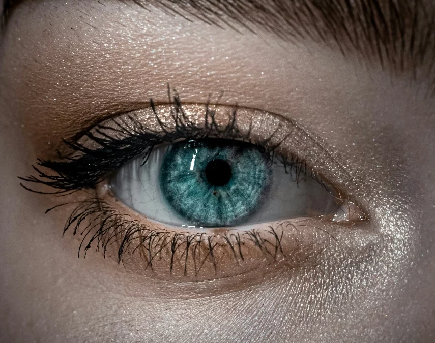 « Confiance Éclatante : Les Effets Bénéfiques des Soins de Cils et Sourcils »