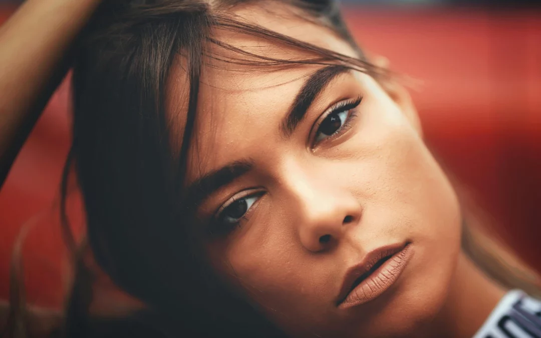 « Sourcils de Rêve : Les Secrets du Rehaussement et de la Teinture pour un Regard Hypnotique »