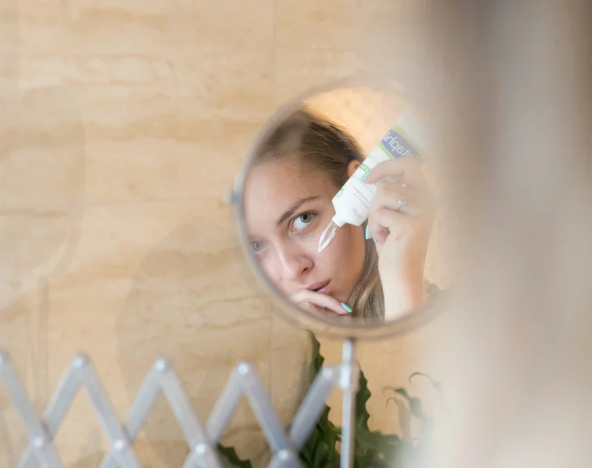 « Combattez le Relâchement Cutané : Guide Complet pour une Peau du Visage Tonique »