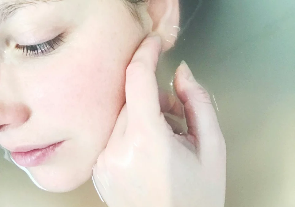 « Les Bienfaits de l’Eau lors d’un Soin du Visage Hydraface chez ClaudiaDeJanas à Lausanne »